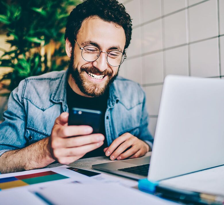 Mann Küchenplanung online smartphone laptop