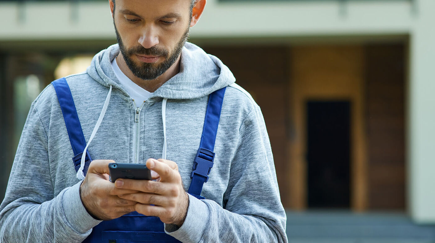 handwerker küchenmonteur smartphone cloud